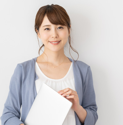 書類を持った女性